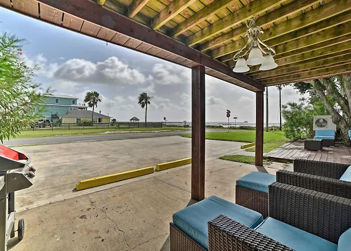 Rockport Bayfront Studio W/ Patio: 'Casa Familia'