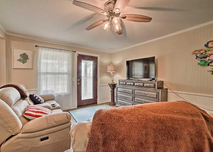 Rockport Bayfront Studio W/ Patio: 'Casa Familia'